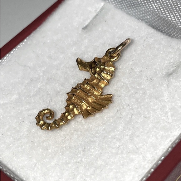 Solid 9K 375 (not 14K) Yellow Gold Seahorse Charm Pendant for Bracelet Necklace - Picture 2 of 10